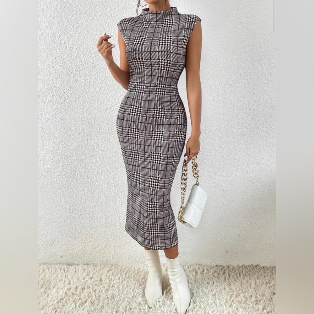 Houndstooth Print Mock Neck Sleeveless
Bodycon Dress